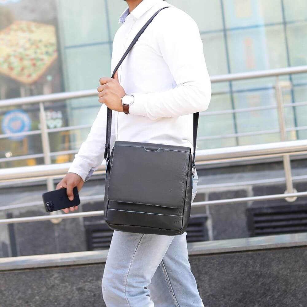 Black-Leather-Crossbody-Messenger-Bag-Hudson-5510-4.jpg