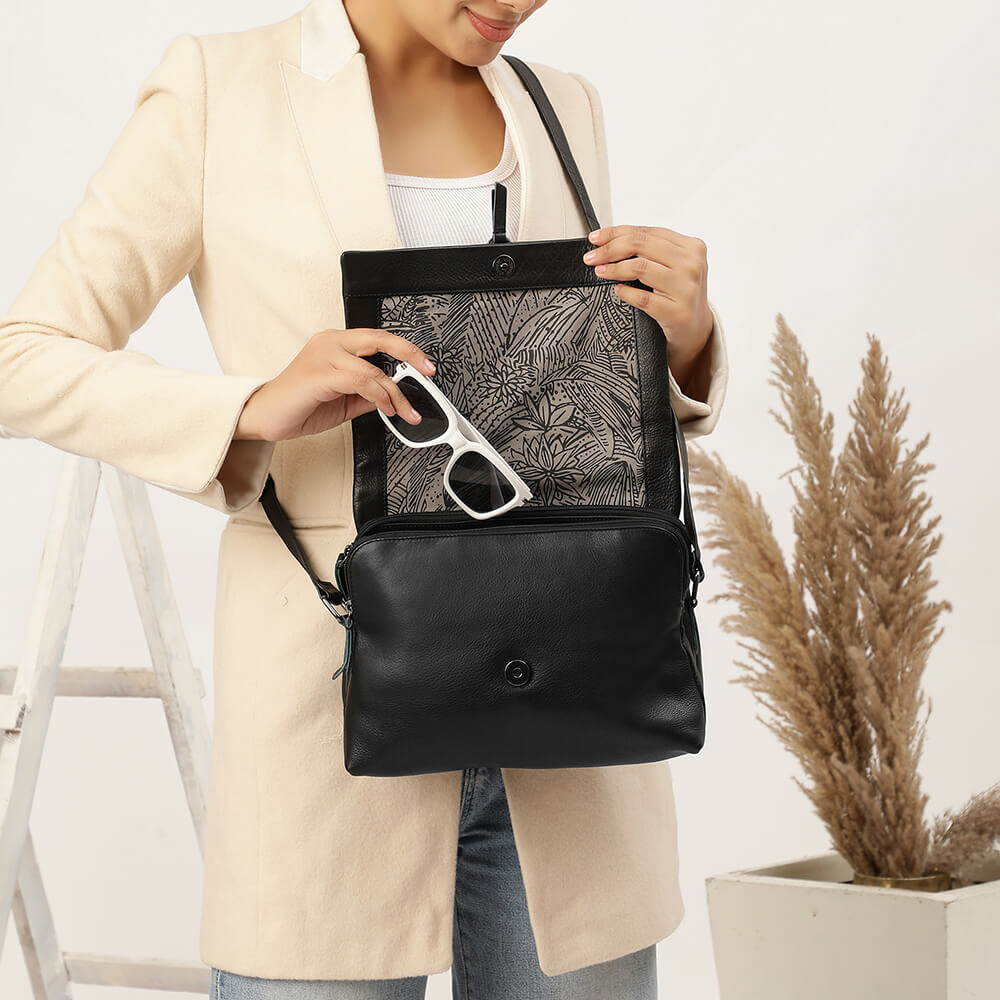 Black-Leather-Crossbody-Bag-with-buckle-Hudson-5650.jpg