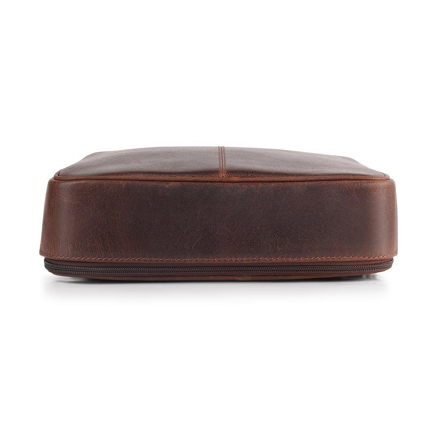 Savanah Leather Wash Bag bottom