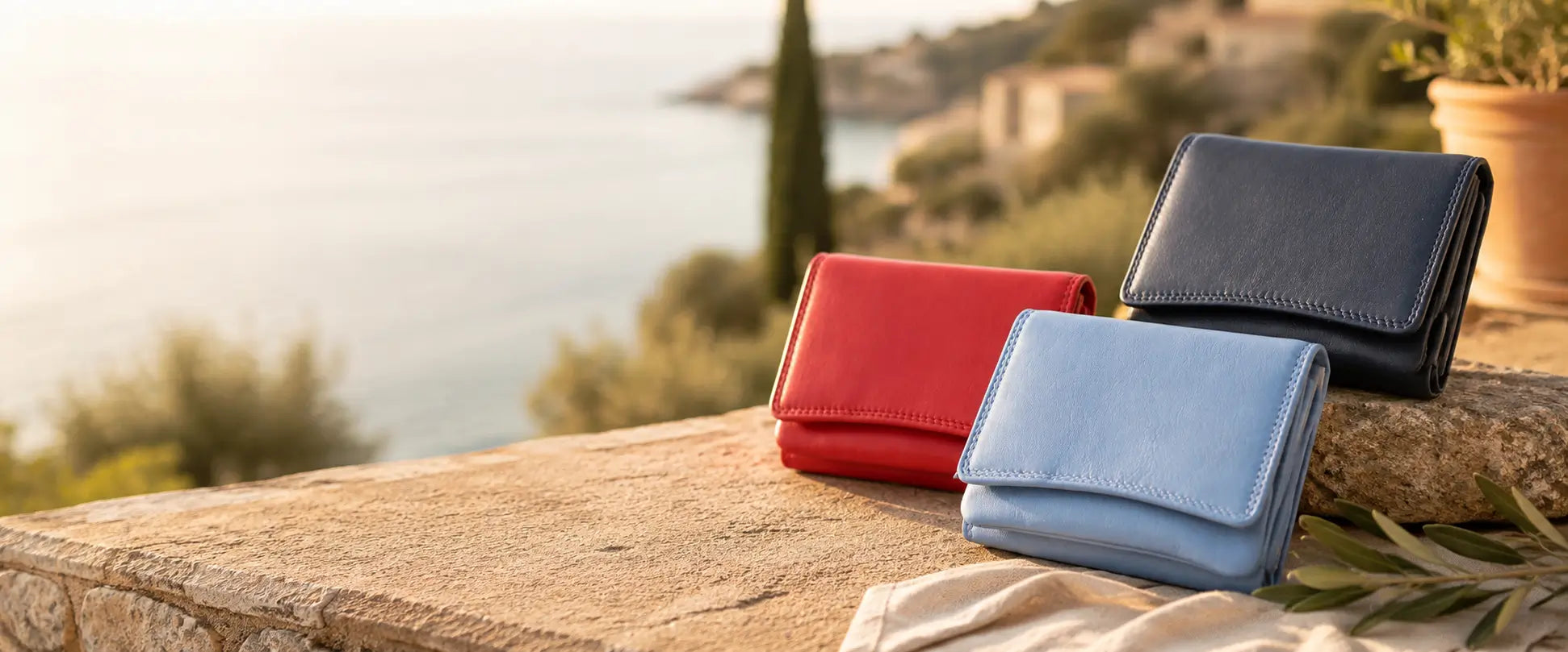 Compact soft leather, RFID-protected, 10 colours. Slips into any bag, holds everything you needslider_item_G88Mr6